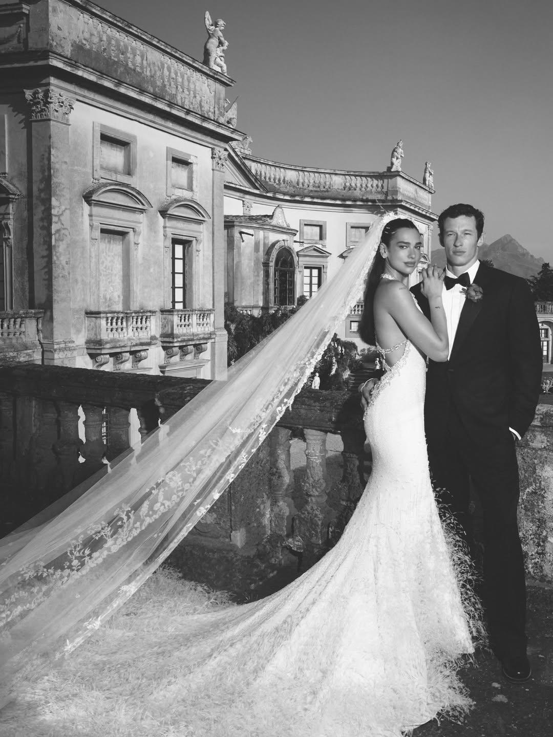 Cuencas, plumas y encaje: el vestido de novia de Dua Lipa es un sueño de alta costura de Chanel