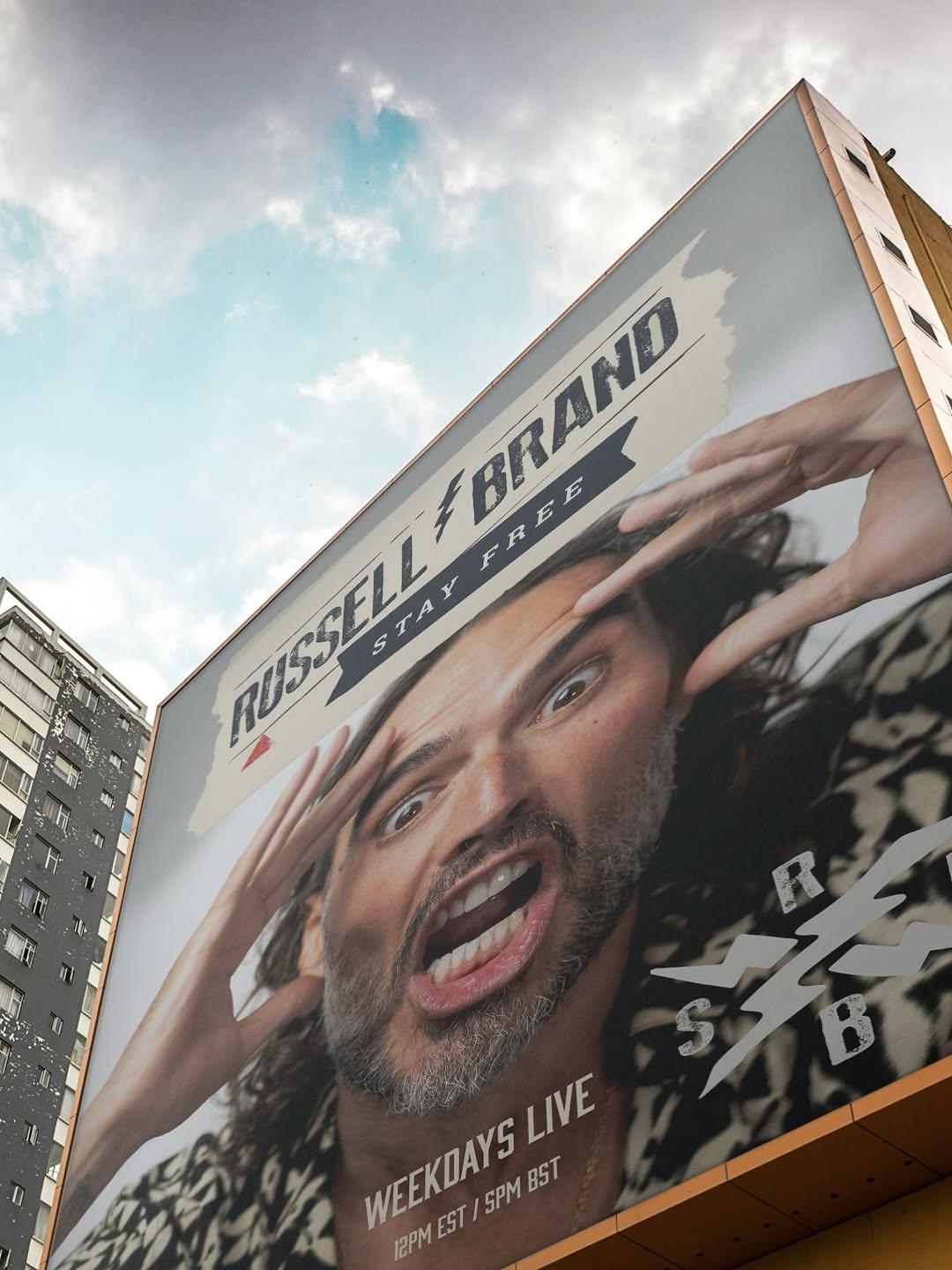 Fiscalía tacha a Russell Brand de depredador sexual despiadado en juicio