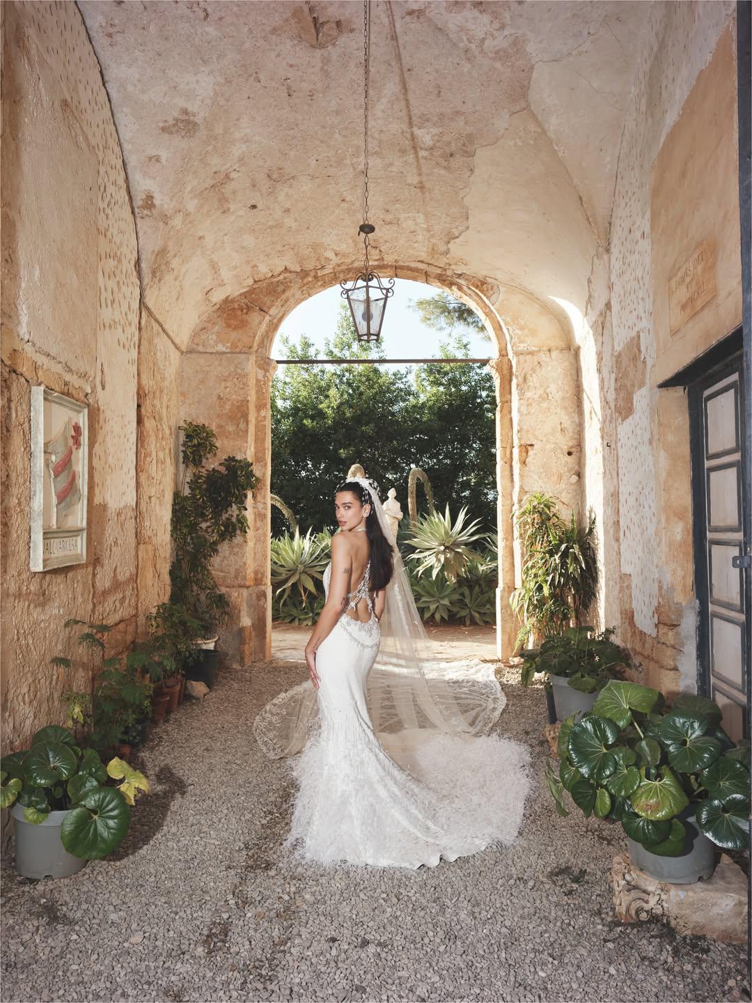 Cuencas, plumas y encaje: el vestido de novia de Dua Lipa es un sueño de alta costura de Chanel