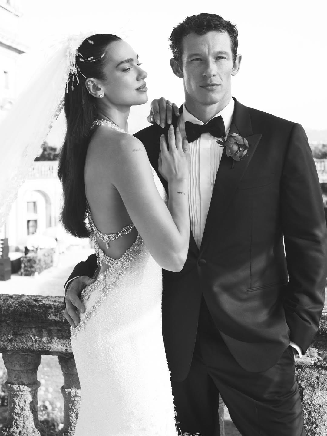 Cuencas, plumas y encaje: el vestido de novia de Dua Lipa es un sueño de alta costura de Chanel