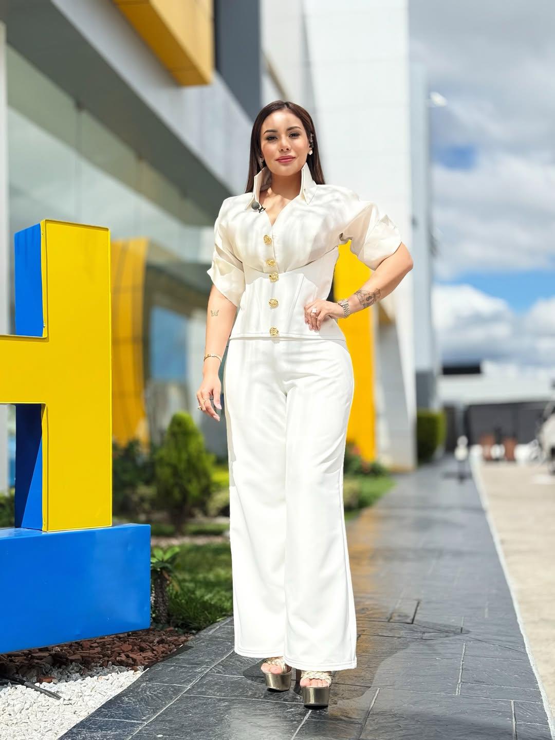 Las presentadoras de noticias nacionales y sus looks para las Elecciones 2025