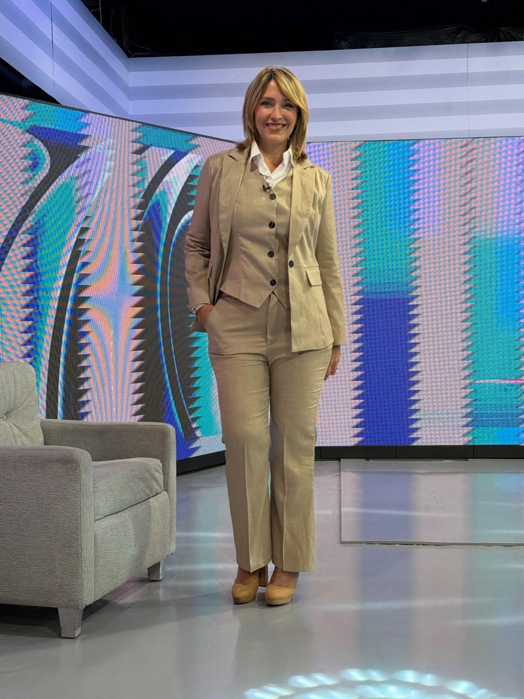 Las presentadoras de noticias nacionales y sus looks para las Elecciones 2025