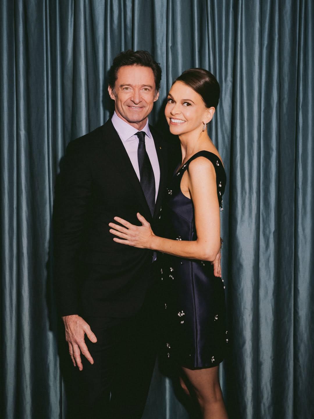 Supuestos planes de boda de Hugh Jackman y Sutton Foster se enfrían