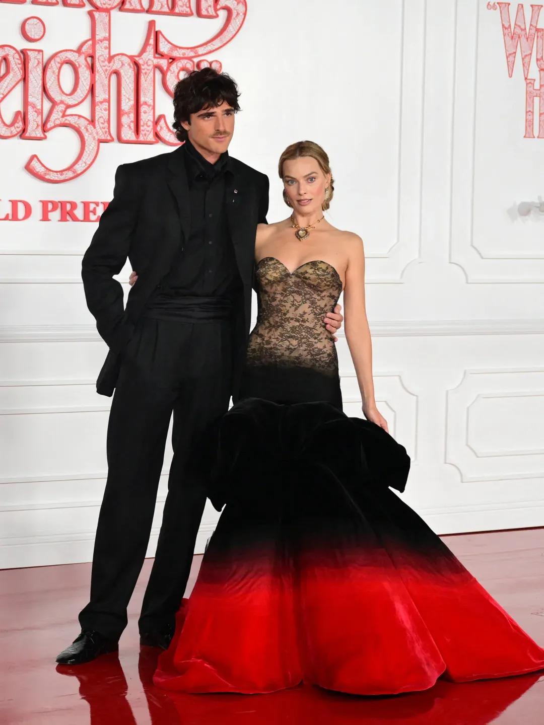 Margot Robbie impacta en la premier de Cumbres Borrascosas junto a Jacob Elordi