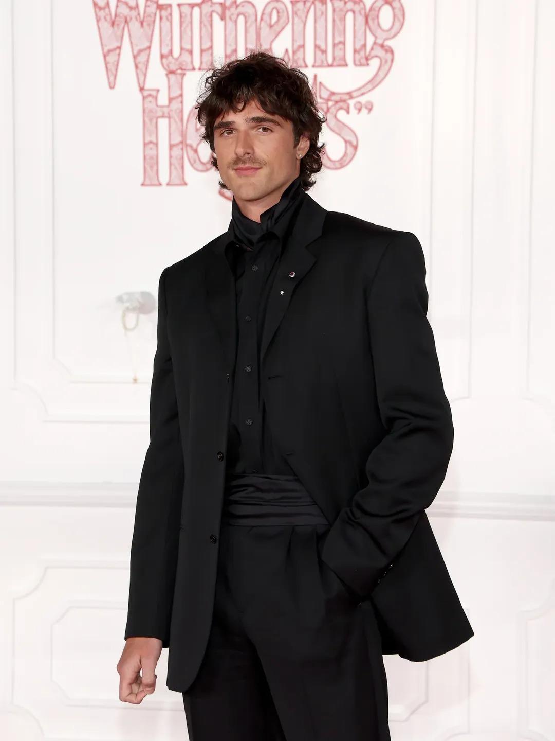 Margot Robbie impacta en la premier de Cumbres Borrascosas junto a Jacob Elordi