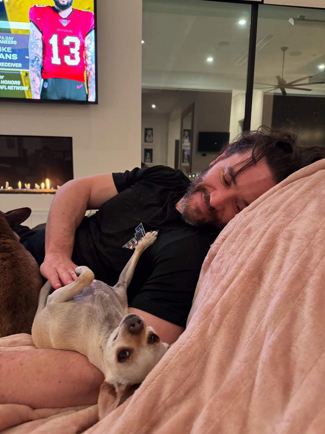 Kaley Cuoco revela por qué ella y su prometido duermen en camas separadas