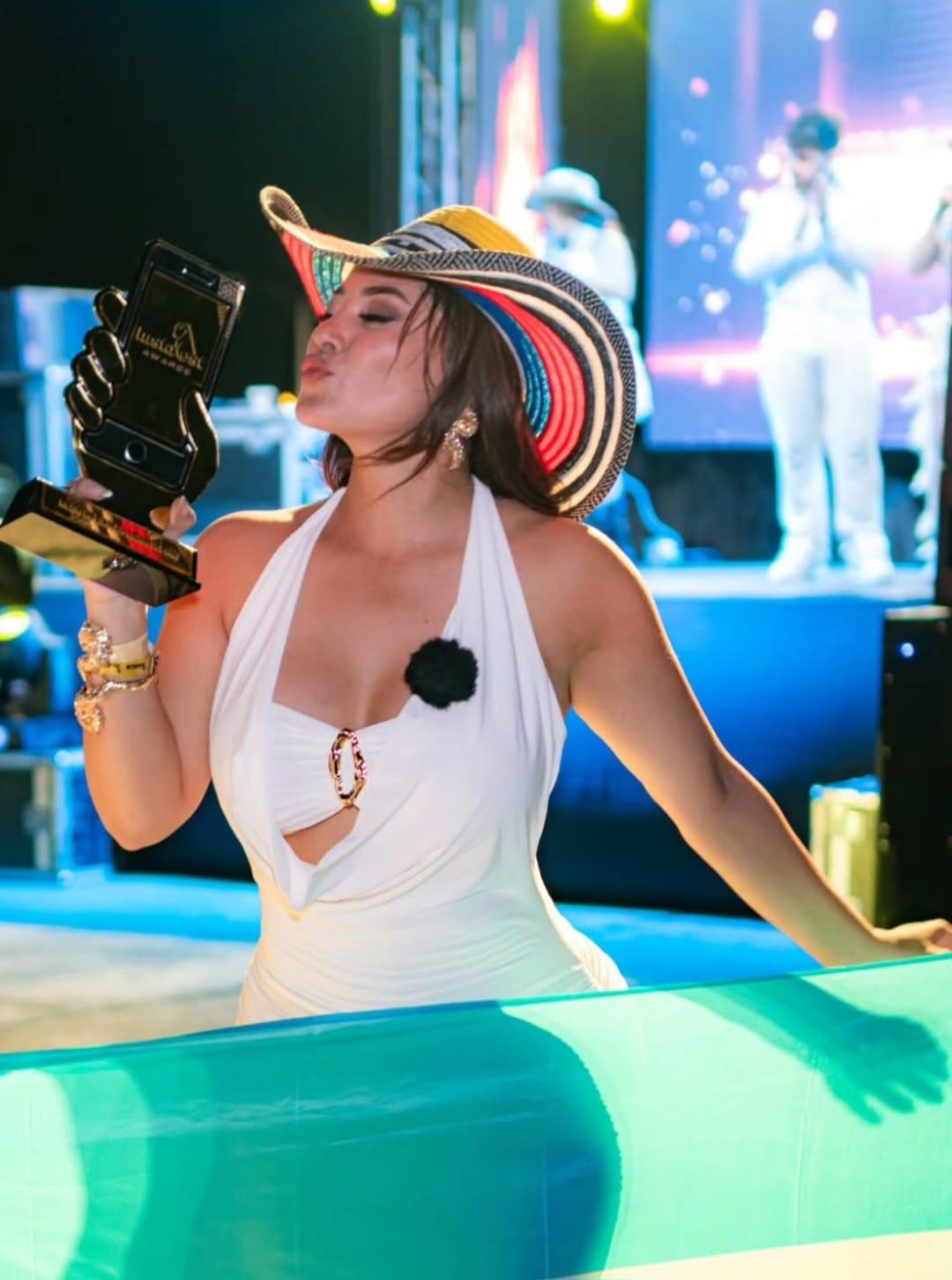 Jennifer Aplícano y Milagro Flores ganan premios internacionales