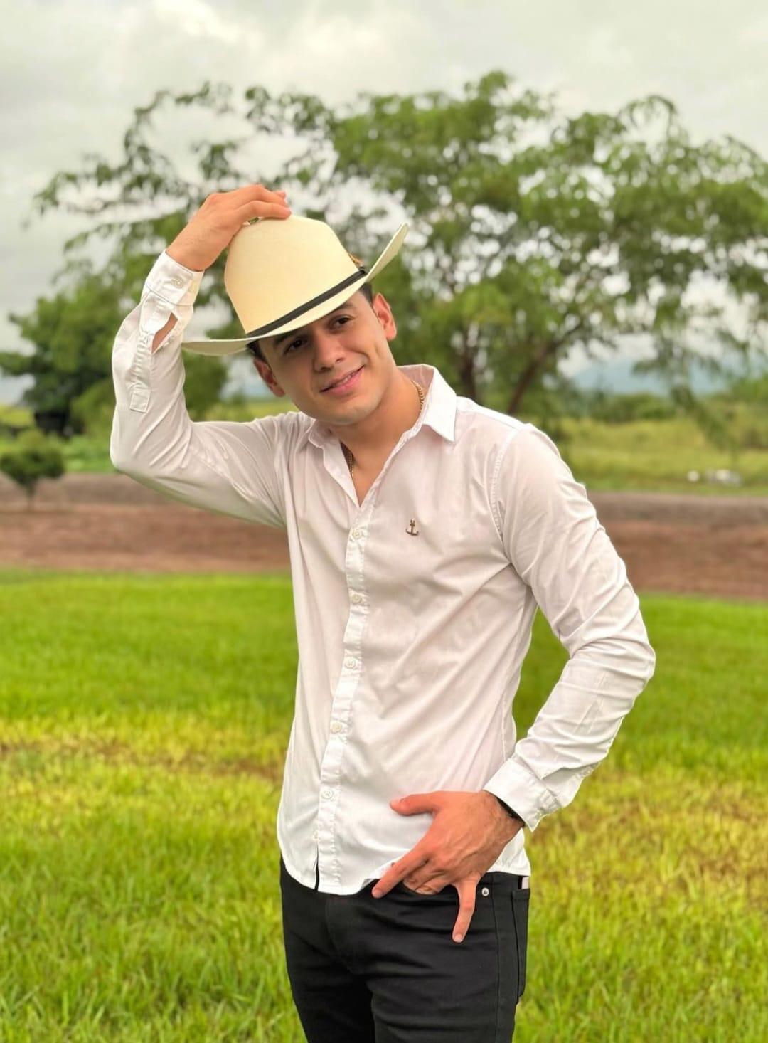 Famoso artista mexicano reacciona a las canciones de Milagro Flores