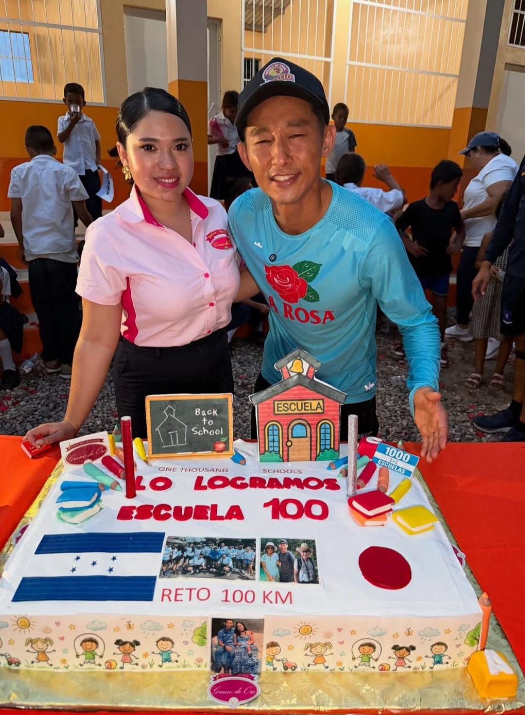Shin Fujiyama corre 100 km para inaugurar su escuela número 100