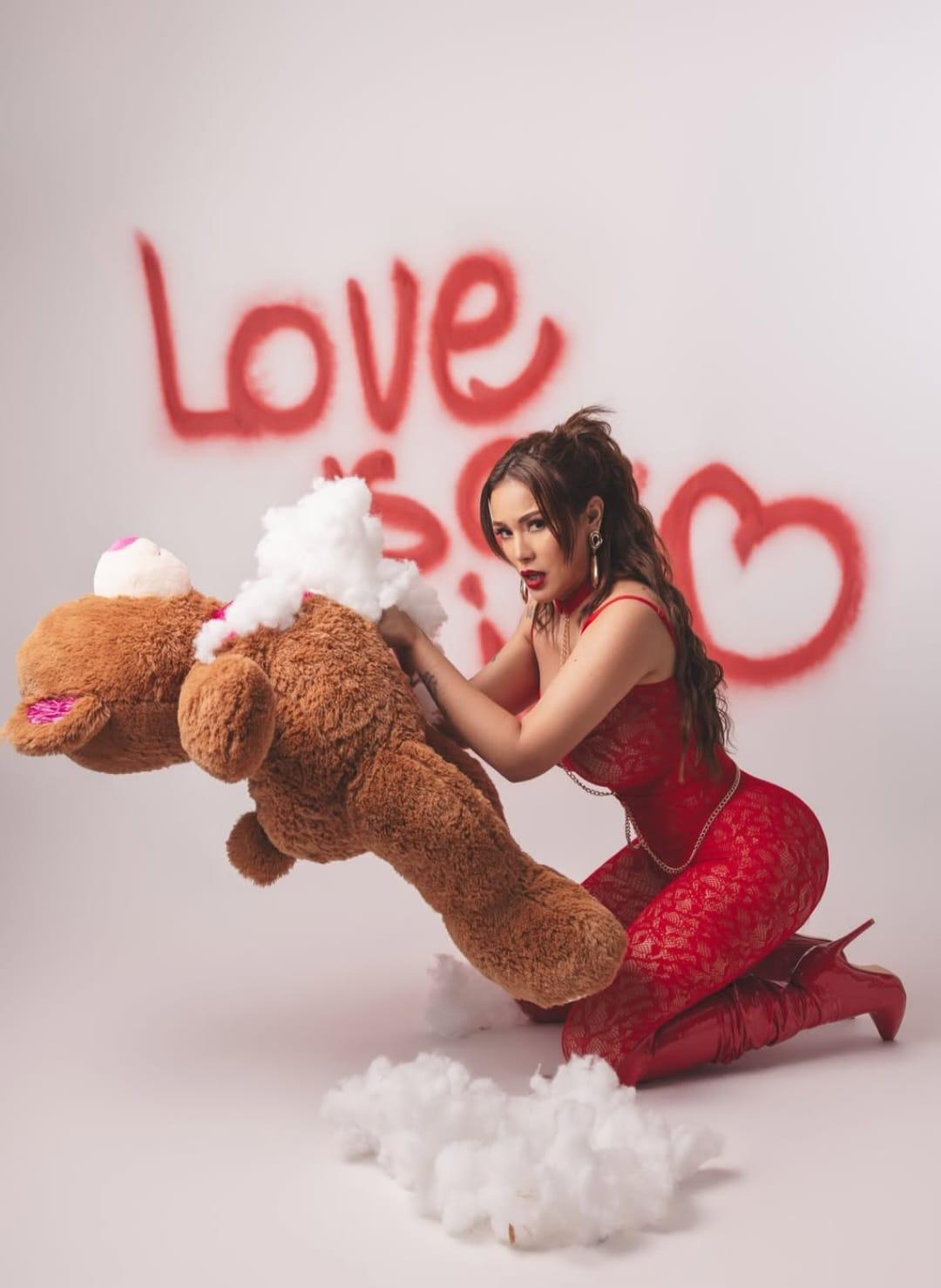 Elsa Oseguera deslumbra con encantadoras fotos anti-San Valentín