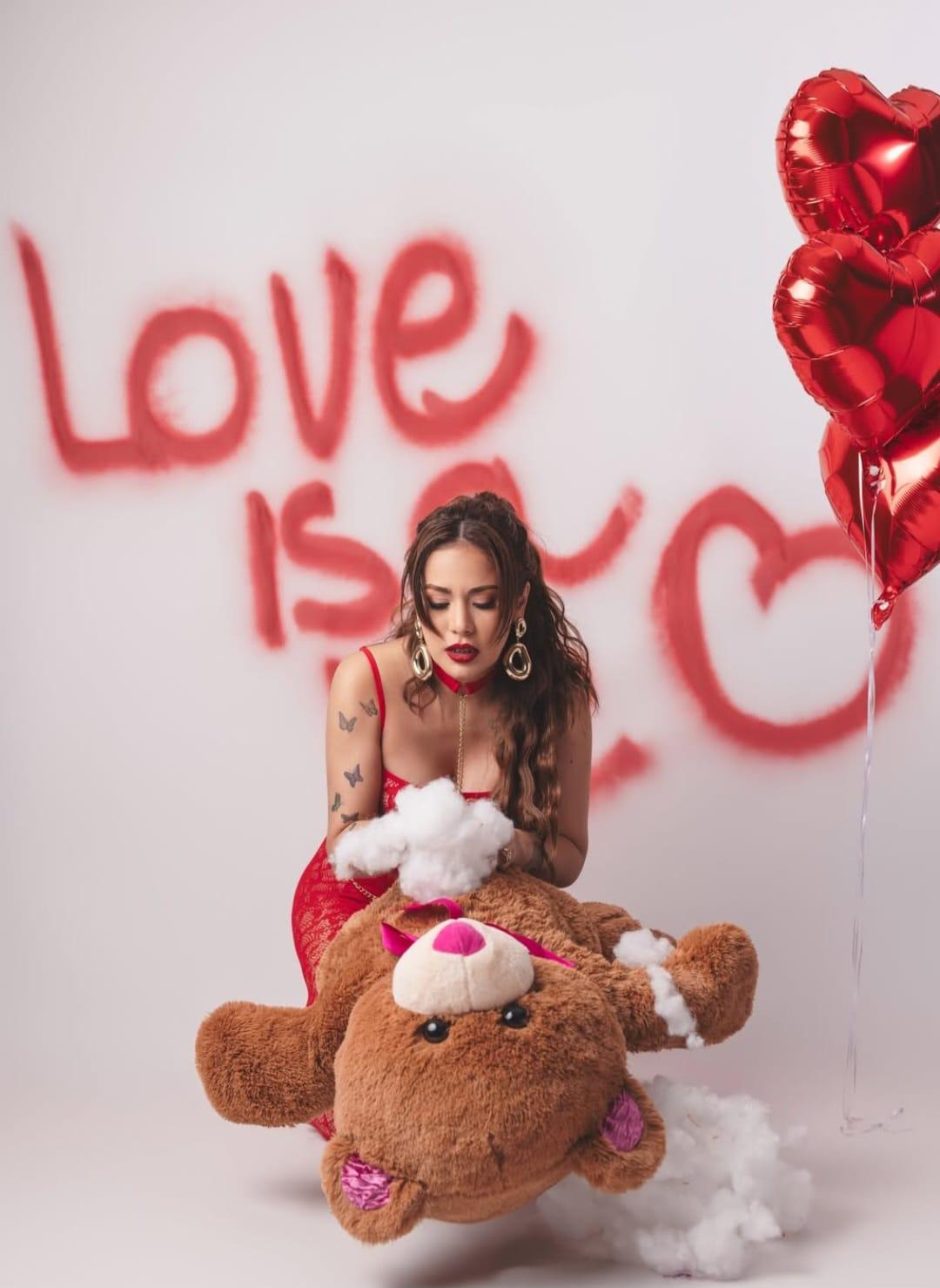 Elsa Oseguera deslumbra con encantadoras fotos anti-San Valentín