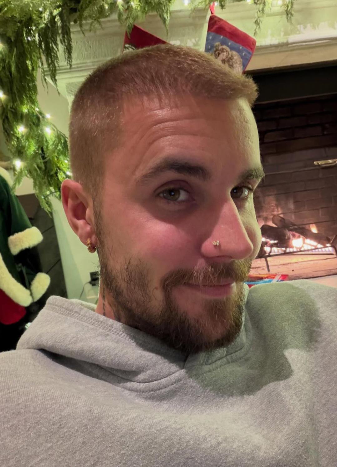 Desde Karol G hasta Justin Bieber, así celebran Navidad los famosos