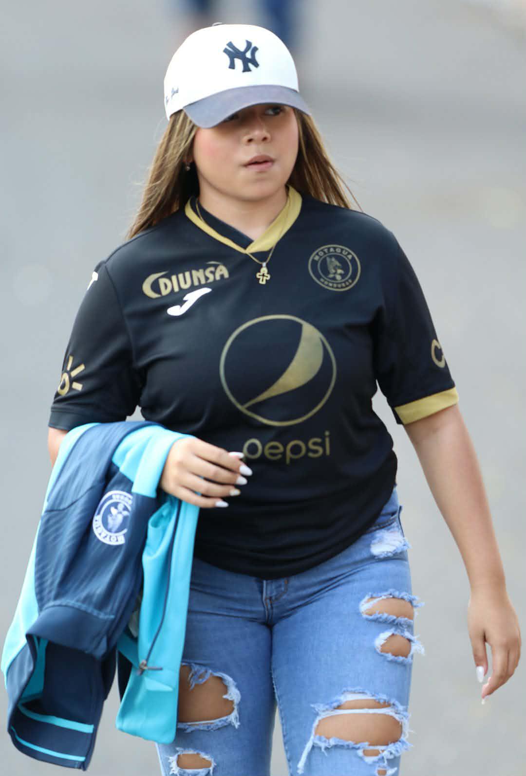 Las bellezas de la final Motagua vs Marathón y policía robó suspiros en el Nacional