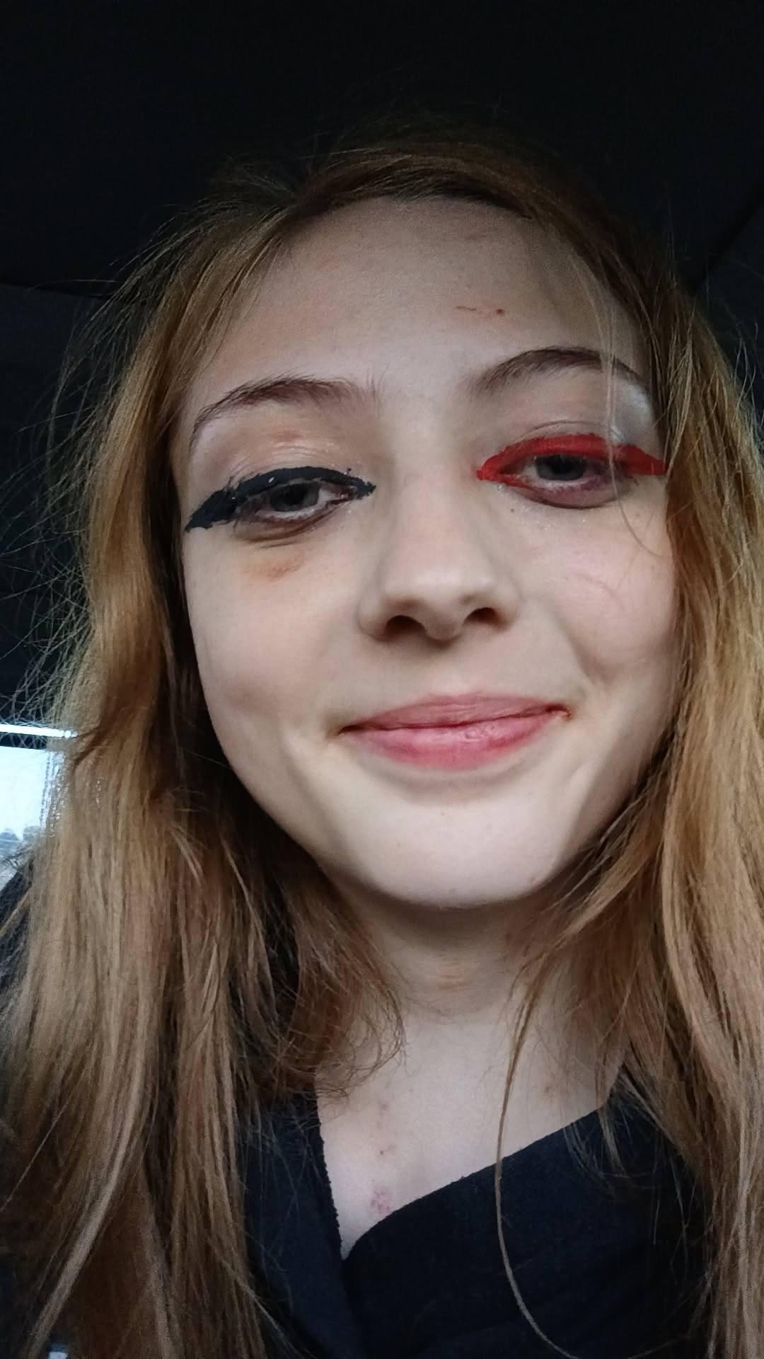 Hija mata a su padre a puñaladas; un día antes dejó un mensaje escalofriante