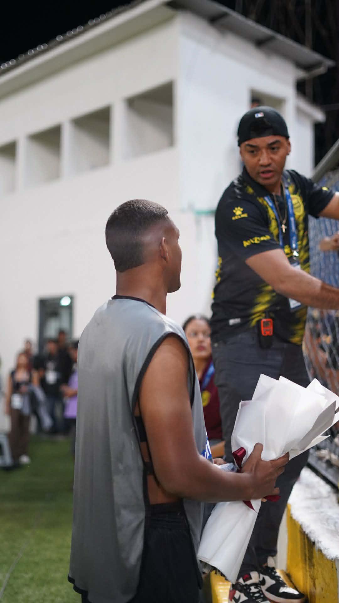 Futbolista sorprende a su bella novia, beso, fiesta del Real España y susto