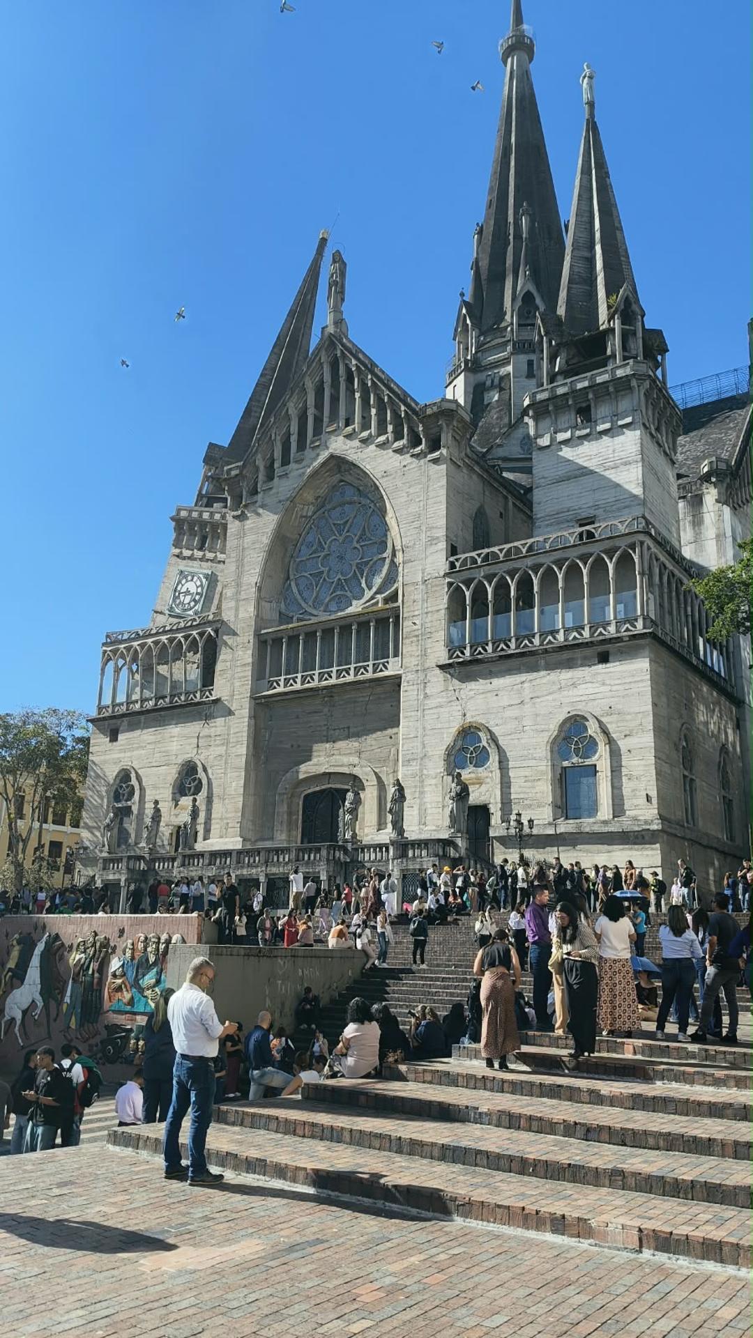 Colapsó histórica catedral: las impactantes imágenes del sismo de 7,4 en Colombia