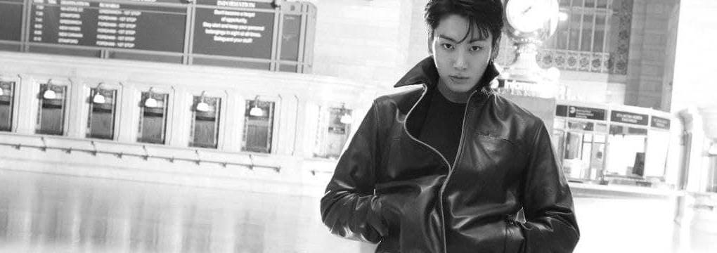 Aunque el vocalista principal del famoso grupo surcoreano BTS se encuentra ejerciendo su servicio militar obligatorio, grabó antes de irse una candente sesión de fotos y videos para la nueva campaña de la marca Calvin Klein.