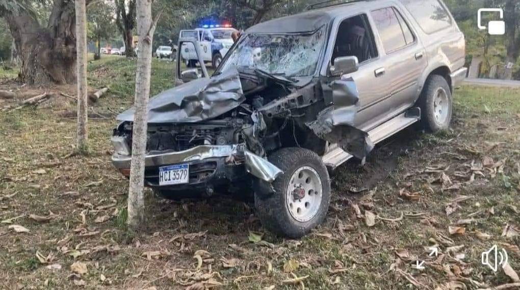La camioneta que impactó a Duarte quedó destruida en la parte frontal. 