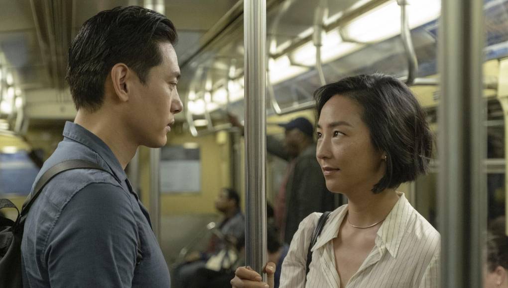 Vidas Pasadas:“Vidas pasadas” hizo llorar al público en su estreno en el Festival de Sundance en enero de 2023.Viajando entre continentes, la emotiva crónica de Celine Song narra el intenso reencuentro de dos queridos amigos de infancia, cuyas vidas se separaron de forma radical.Quizás la menos favorita a ganar el Óscar, la película ostenta el recorrido más largo hacia la gala del domingo.