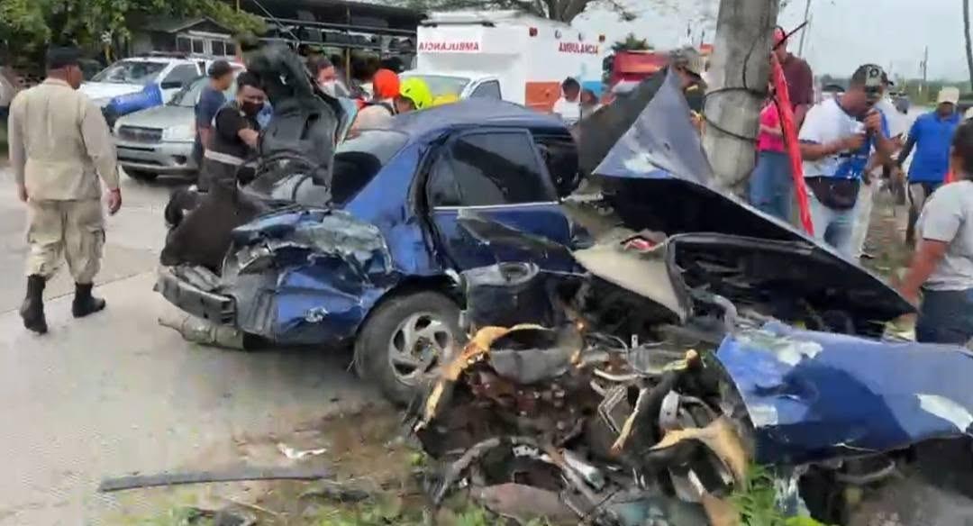 El carro quedó destrozado, pero Alexander sobrevive de milagro tras choque en San Manuel