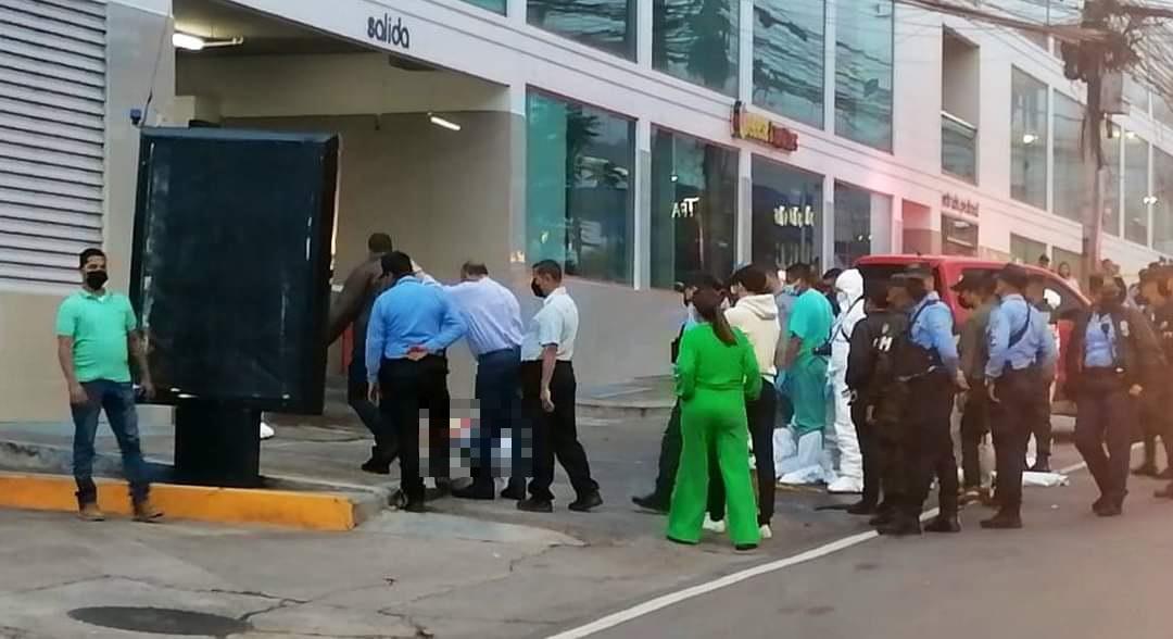 Escena del crimen en la que murieron acribillados cuatro jóvenes en la salida del estacionamiento de un centro de diversión nocturno en Tegucigalpa durante la madrugada de este jueves.