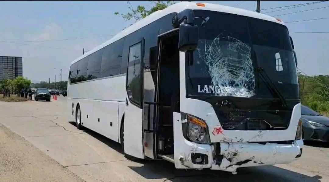 Muere motociclista al impactar con bus en desvío a San Manuel