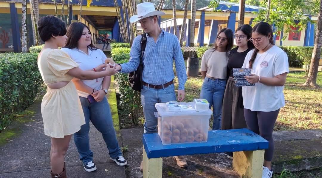 Vende donas en la universidad para costear sus estudios