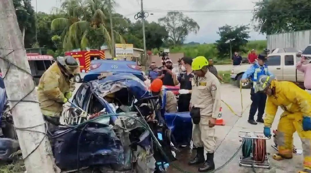 El carro quedó destrozado, pero Alexander sobrevive de milagro tras choque en San Manuel
