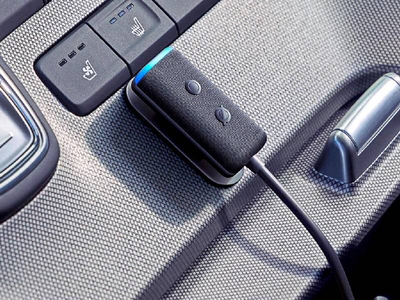 Conecta tu Echo Auto vía bluetooth o con cable auxiliar y disfruta de las ventajas que te dará el dispositivo.