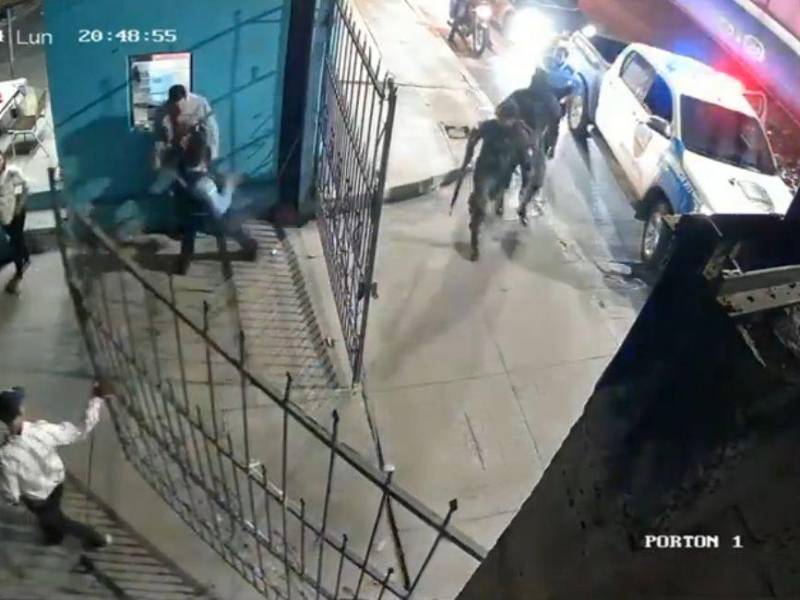 Momento en que la Policía ingresó a las instalaciones de la Senaf por la fuerza.