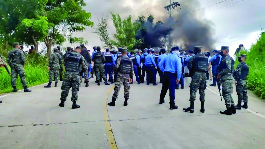 El juez mostró a los garífunas la orden de desalojo; sin embargo, no accedieron a salir y la Policía utilizó la fuerza.