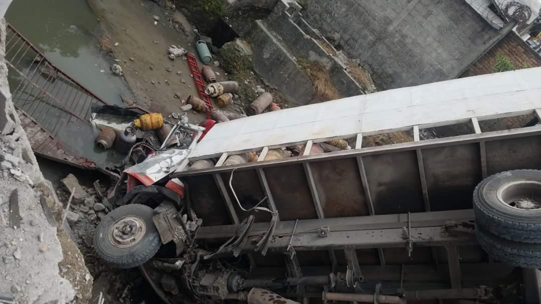 Fotografía que muestra al camión que cayó del puente.