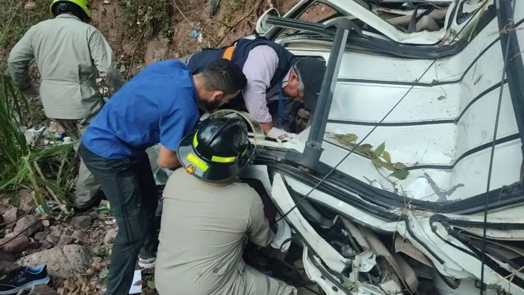 Cirujano hondureño muere en accidente; cayó a un abismo junto a su esposa