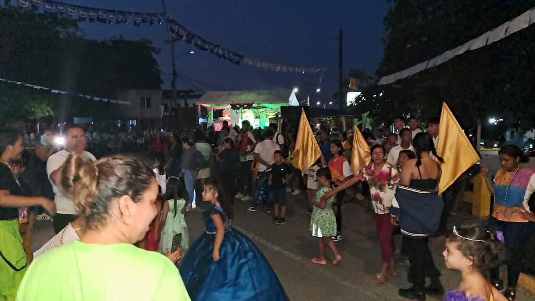 Cientos de personas asisten a los carnavalitos que se desarrollan en diferentes colonias de la ciudad “Novia de Honduras”.