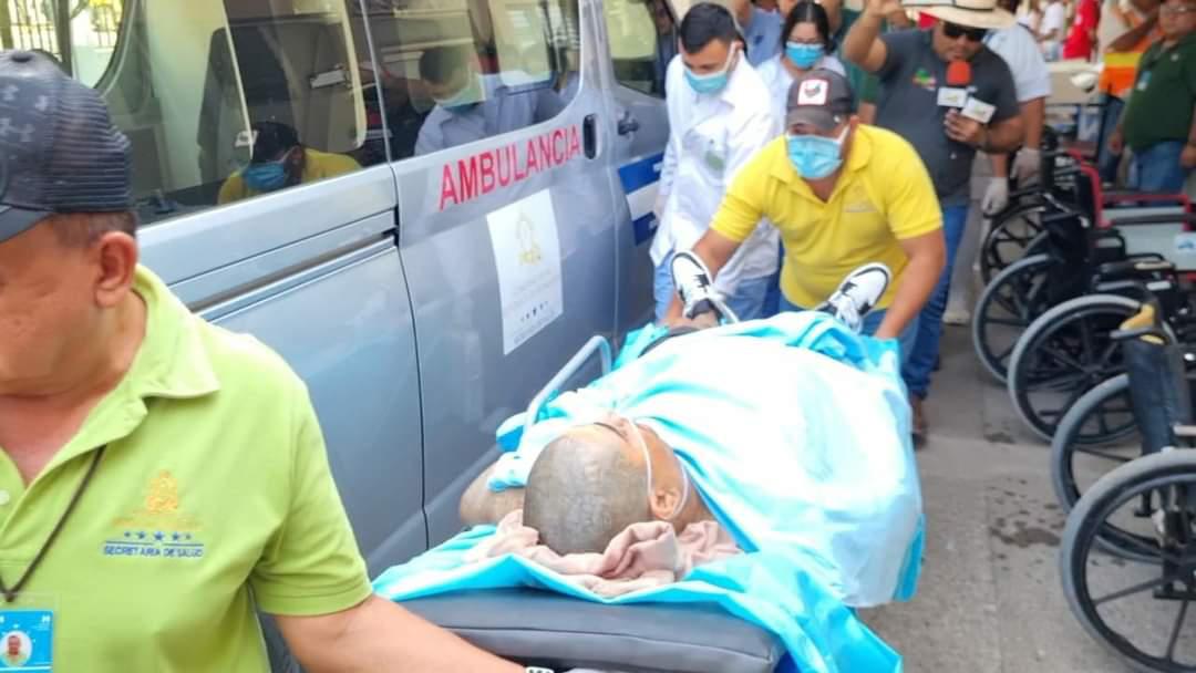 Uno de los reclusos cuando era trasladado hacia el hospital Mario Catarino Rivas.