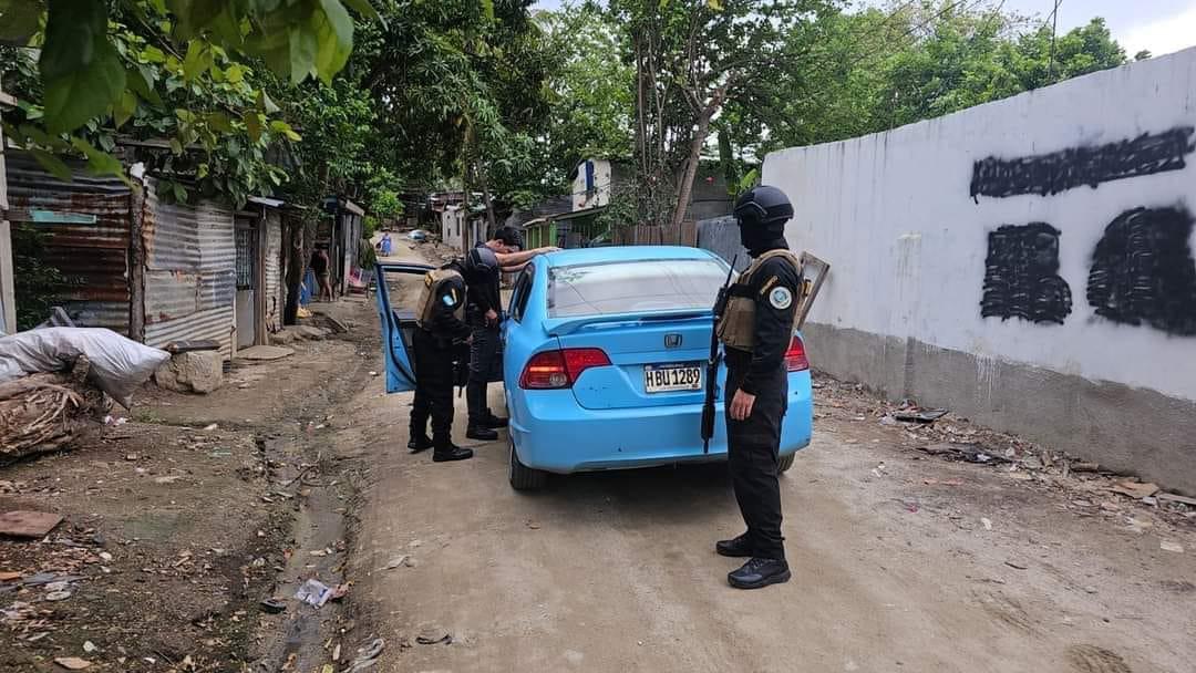 Los agentes de la Dipampco están inspeccionando vehículos.