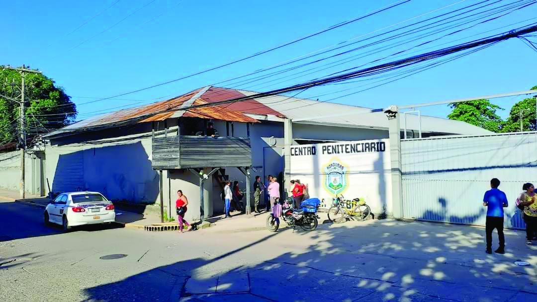 La zona aledaña al recinto fue cerrada. El traslado duró hasta altas horas de la noche del jueves, en horas de la mañana de ayer viernes seguían llegando personas en busca de información de sus familiares.