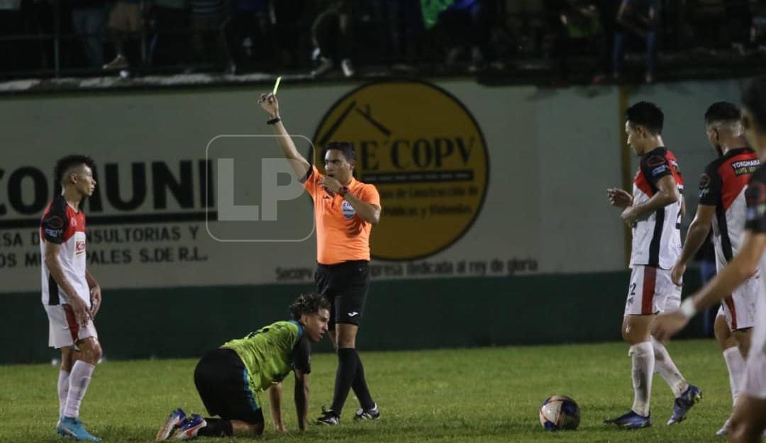 Increíble blooper: Said Martínez pitó el final del Olancho FC - Lone cuando faltaban varios minutos por disputarse