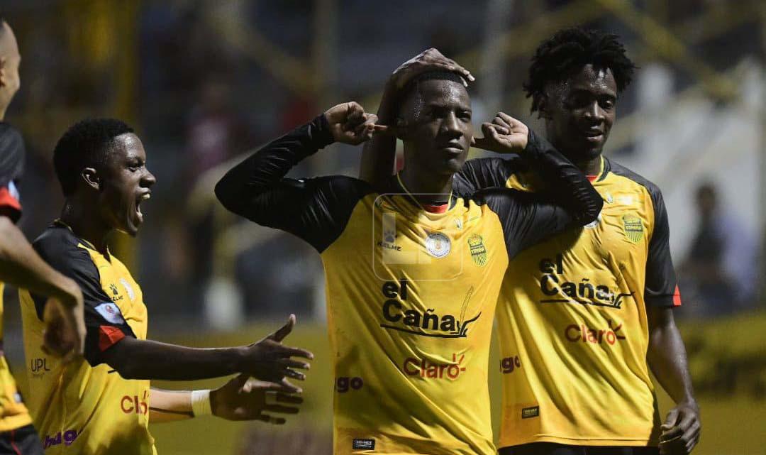 Darixon Vuelto festejando el tanto que le hizo al Vida en el estadio Morazán.