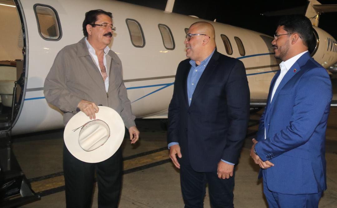 Tras reunión con Bukele, “Mel” viaja a Venezuela junto a la “Pichu” Zelaya