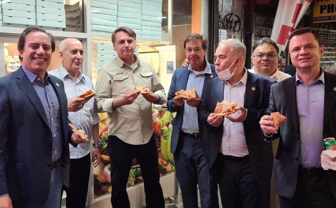 Sin vacuna, Bolsonaro obligado a comer en la calle en su visita a Nueva York
