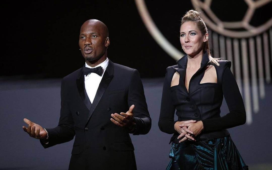 El ex jugador marfileño Didier Drogba y la periodista francesa Sandy Heribert fueron los encargados de presentar la gala.