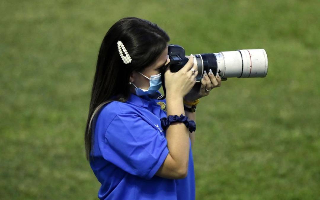 La chica encargada de las fotografías en el Real España.