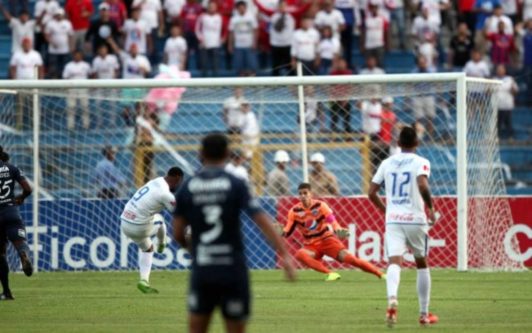 Jorge Benguché al momento de vencer a Jonathan Rougier para marcar el 1-0.