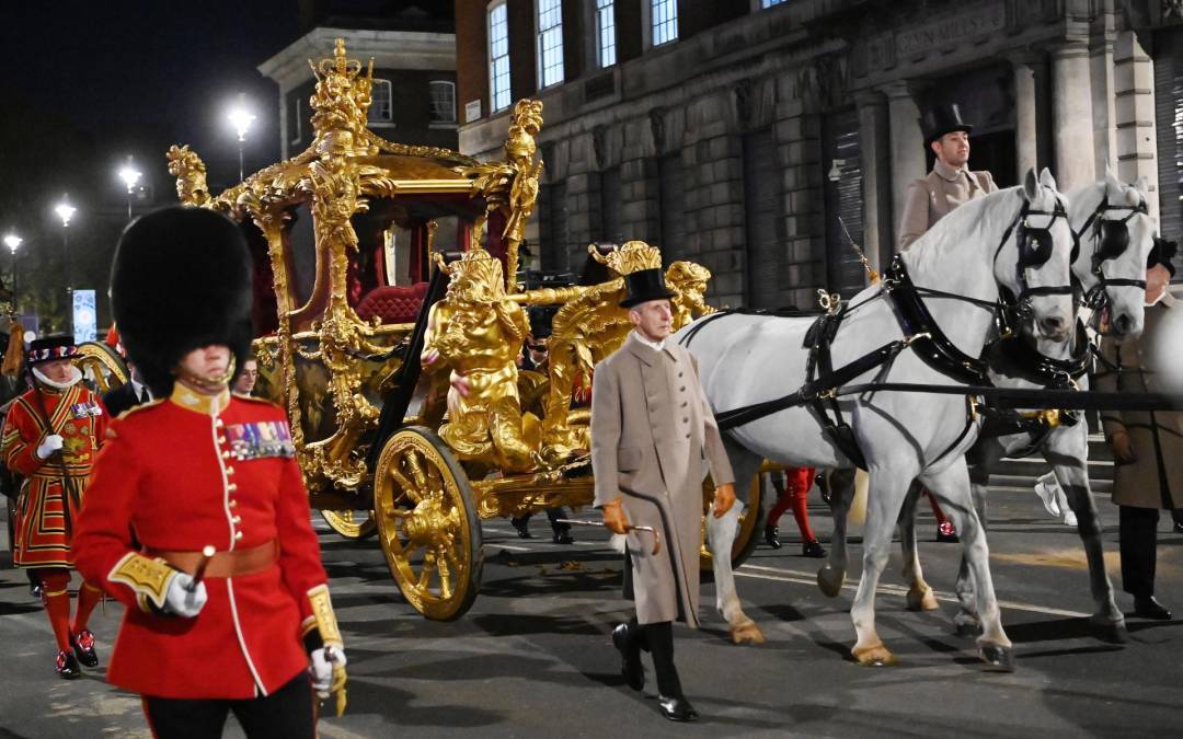 Más de 4,000 militares en uniforme de gala, incluidas las bandas musicales, acompañarán a los reyes.