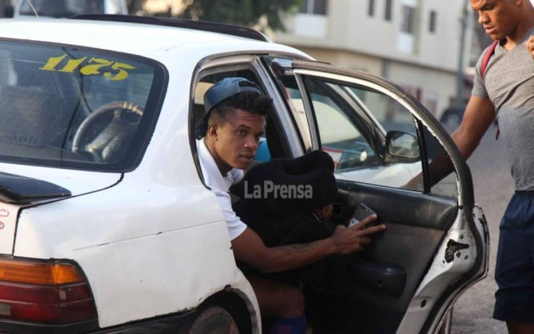 El defensa panameño Luis Ovalle también fue otro de los que llegó en taxi.