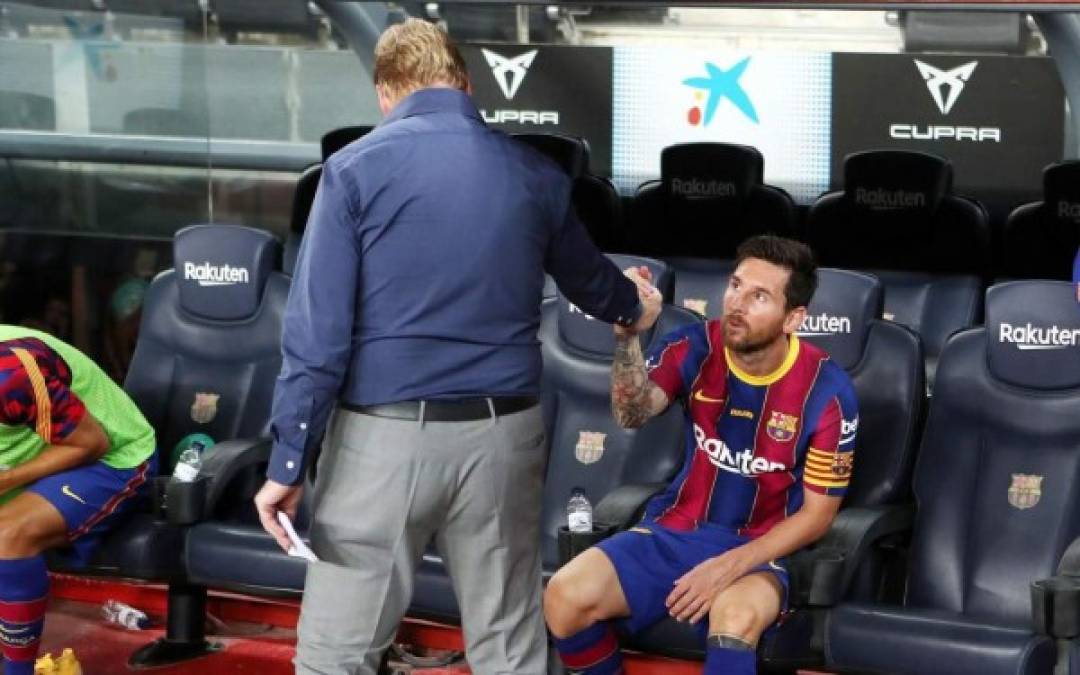 Ronald Koeman saludando a Messi en el banquillo al final del partido. Así fue la mirada del argentino al entrenador holandés.