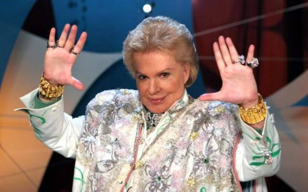 El famoso astrólogo Walter Mercado saltó a la fama gracias al programa de 'Primer Impacto'. Mercado era el encargado del segmento del horóscopo. Su fama trajo consigo transformaciones faciales hasta dejarlo irreconocible: