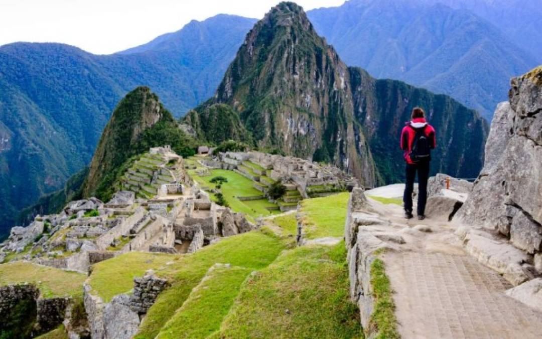 Machu Picchu, Perú<br/><br/>La tercera de la siete maravillas del mundo moderno data del siglo XV. Se trata de la ciudad inca del Machu Picchu, en la región de Cusco, en Perú. <br/><br/>Situada en la cresta de una montaña a 2.430 metros sobre el nivel del mar, esta construcción de estilo clásico Inca, que los arqueólogos relacionan con una finca pensada para albergar al emperador inca Pachacuti, cuenta con tres estructuras principales, el Inti Watana, el Templo del Sol y la Sala de las Tres Ventanas, y varios edificios periféricos, de los que gran parte han sido reconstruidos para dar una mejor idea a los turistas de cómo era la ciudad original.