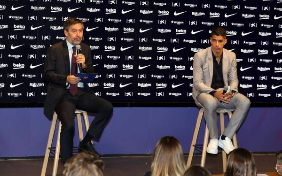 Luis Suárez estuvo acompañado en la conferencia por Josep María Bartomeu, presidente del Barcelona, y aprovechó para dejarle un recadito. <br/><br/>Al uruguayo le preguntaron si se tenía que reprochar algo, a lo que contestó con una sonrisa: '¿A mí o a...?', moviendo la cabeza al lado donde estaba Bartomeu. “Que cada uno lo interprete como quiera”, sentenció.